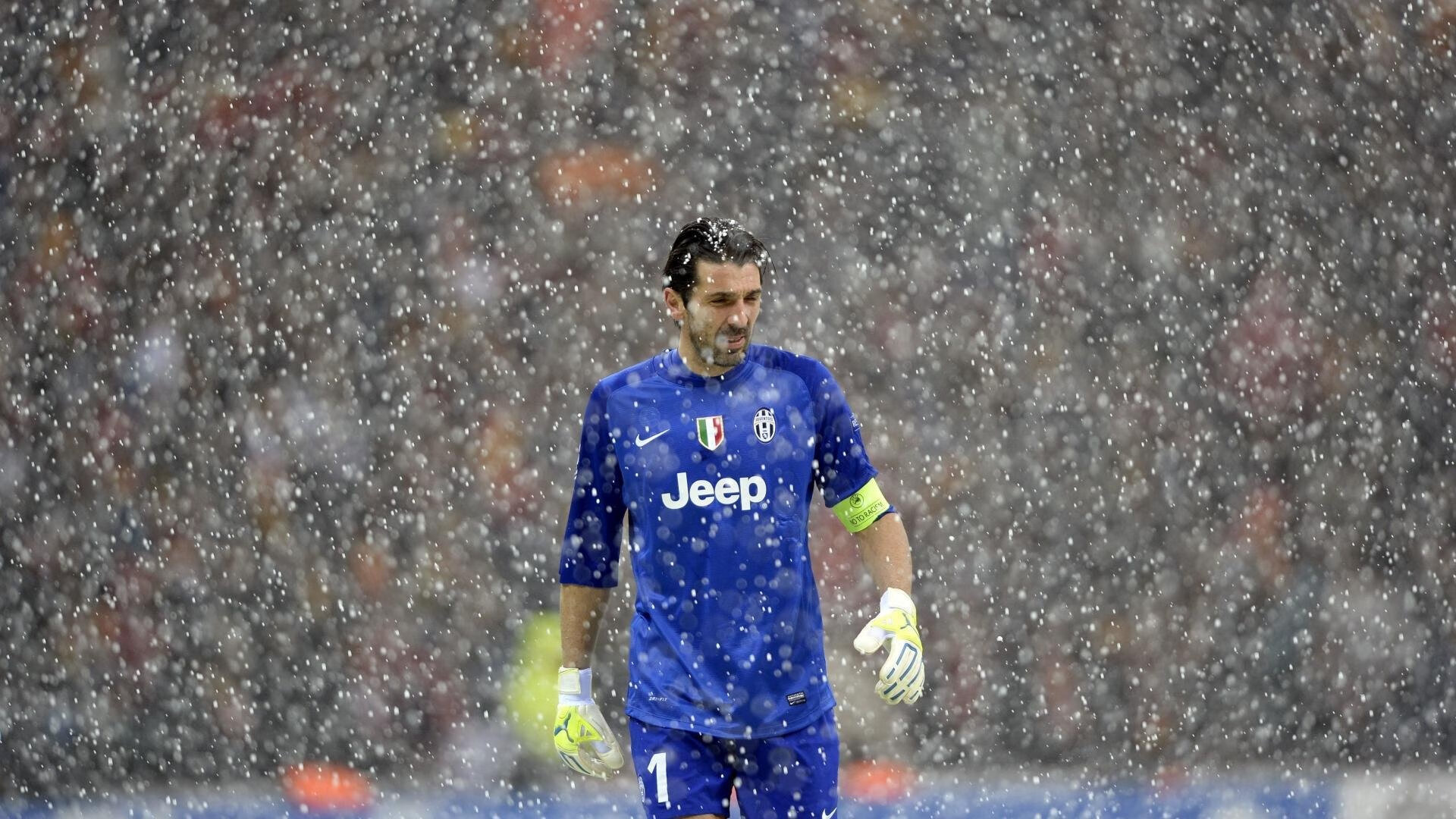 广州富力主场遭大连一方逆转，中超战局变化，广州富力主场球迷区